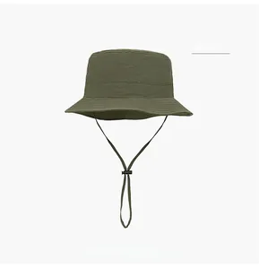 Dettaglio del cappello a secchiello verde militare con tessuto ripstop e sottogola