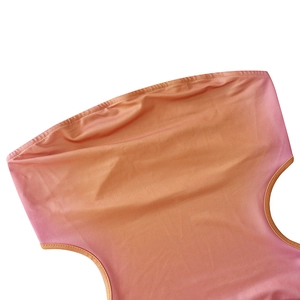 Detailansicht der rosa und orangefarbenen Stofftextur bei diesem sexy Schlauchkleid