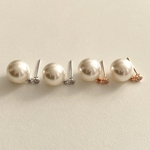 Detail of elegant 925 sterling silver pearl earrings in silver and rose gold finishes