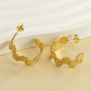 Boucles D'Oreilles Créoles En Acier Inoxydable Plaqué Or 18K Texture Plissée Géométrique En Forme De C Bijoux De Luxe Français