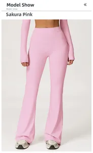 Pantaloni sportivi svasati a vita alta e crop top a maniche lunghe rosa fiore di ciliegio