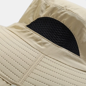 Dettaglio del cappello outdoor kaki con prese d'aria in rete nera e cuciture rinforzate