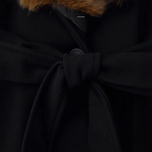 Manteau d'hiver noir chic avec col en fourrure marron et ceinture nouée à la taille