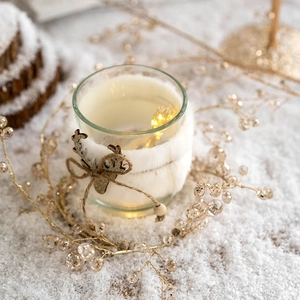 Kerstkaarsenhouder met witte imitatiebonthoes en houten rendierdecoratie ornament