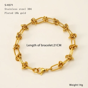 Detail of 18K gold plated stainless steel knot bracelet with 21cm length and 14g weight