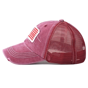 Dettaglio cappellino coda di cavallo vintage in cotone bordeaux con bandiera americana