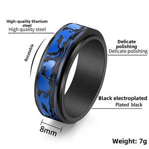Vue détaillée bague rotative homme 8mm en acier noir avec motif émail bleu