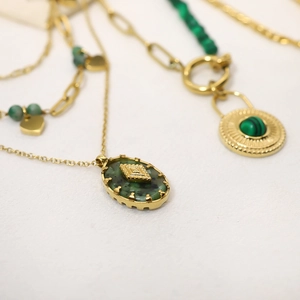 Collier double rang vintage doré avec pendentifs en malachite verte et charme de coeur