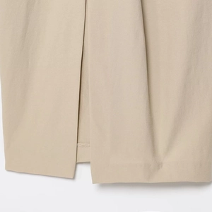 Robe midi beige avec nœud décoratif présentant une fente latérale et ourlet plissé
