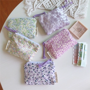 Vue à plat de mini pochettes en coton fleuri avec tirettes de fermeture tissées