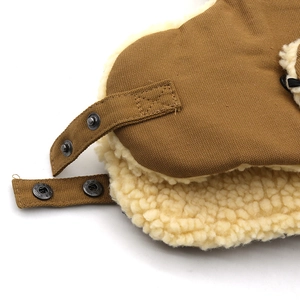 Détail de la doublure sherpa chaude et des boutons-pression réglables du bonnet d'hiver