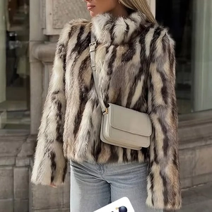 Giacca in ecopelliccia da donna con strisce marroni e collo alto stile street chic