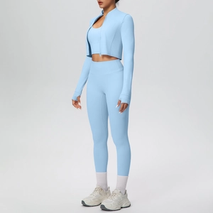 Vista dettagliata di un set da yoga azzurro in tre pezzi con giacca, canotta e leggings fit