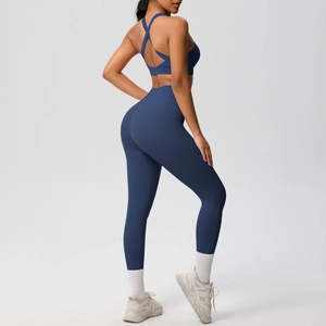 Detalle del conjunto de leggings de yoga de cintura alta azul marino y sujetador deportivo