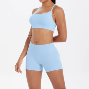 Détail d'un ensemble de yoga sans couture bleu clair avec brassière et short taille haute