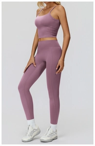 Vue latérale de l'ensemble de yoga leggings taille haute et brassière en mauve mat