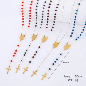 Détail de colliers de 50cm à perles dorées, pendentifs croix et dimensions spécifiées