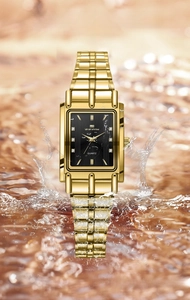 Vue détaillée d'une montre dorée carrée avec cadran noir et effet d'éclaboussures d'eau 3Bar