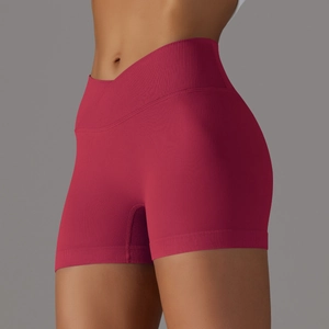 Dettaglio degli shorts da yoga rosa con vita a coste incrociata a V e design senza cuciture