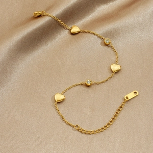 Elegante bracciale in acciaio inossidabile placcato oro con cuori e zirconi lucidi