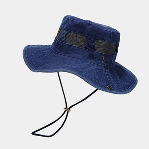 Dettaglio del cappello outdoor blu scuro con pannello a rete e cordino regolabile