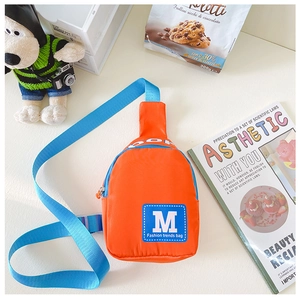 Vue détaillée du sac de poitrine en nylon orange pour enfants avec bandoulière bleue