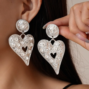 Boucles d'oreilles cœur argentées avec texture martelée et cristaux brillants