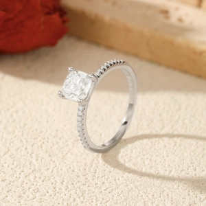 Sparkling 1 carat moissanite solitaire ring in S925 sterling silver with square gemstone
