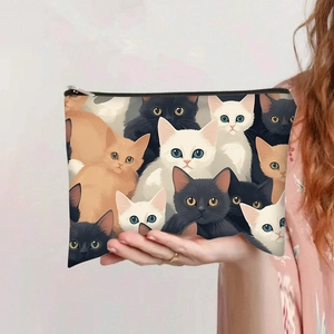 Gros plan d'une trousse à maquillage en toile à imprimé chat avec fermeture éclair