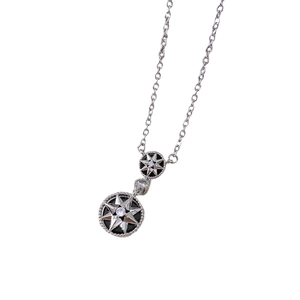 Collier argenté avec pendentifs ronds double épaisseur et motifs d'étoile à huit branches