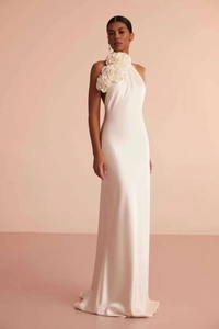 Détail de la robe dos nu blanche ornée de trois roses délicates en tissu 3D
