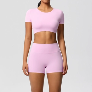 Vorderansicht eines rosa Yoga-Sets mit Kurzarm-Crop-Top und figurbetonten Sport-Shorts