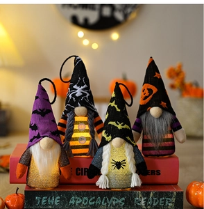 Détail de quatre nains d'Halloween en peluche lumineux avec éclairage LED chaleureux