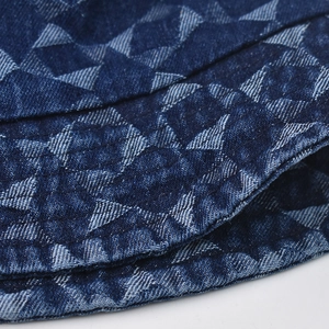 Blauer Fischerhut aus Denim mit geometrischem Dreiecksmuster und weißen Kontrastnähten