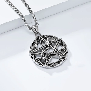 Détail du pendentif étoile vintage avec serpent et chaîne torsadée en acier titane