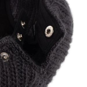 Dunkelgraue Herren-Strickmütze für den Winter mit Ohrenschutz und Metall-Druckknopfdetail