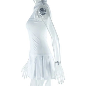Dettaglio dell'abito da tennis bianco senza maniche con gonna a pieghe e colletto polo