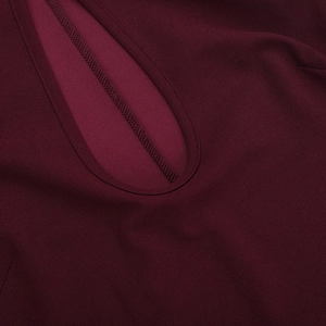 Détails des coutures de la robe bordeaux et texture du tissu en crêpe de haute qualité