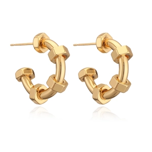 Créoles en forme de C plaquées or 18 carats avec détails de noix hexagonales chic