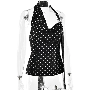 Détail du haut noir à pois avec col licou et cordons latéraux au style rétro chic