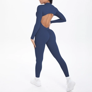 Detail des dunkelblauen Yoga-Jumpsuits mit Rückenausschnitt und Po-Lifting-Design