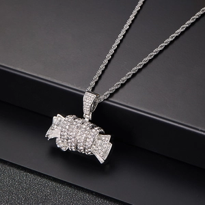 Détail du pendentif hip hop en argent avec billet de dollar roulé et cristaux brillants