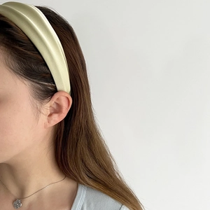 Eleganter hellgrüner breiter Haarreif für Damen aus weichem Samt mit Plissee-Design