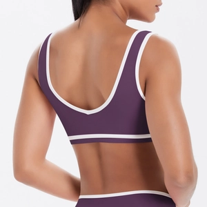 Détail du haut de yoga avec bordure contrastée violet foncé et conception de dos en U