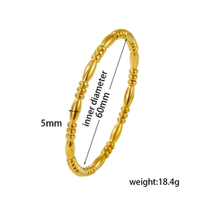 Details des 18K vergoldeten Edelstahl-Perlenarmbands mit 5mm Breite und 60mm Innendurchmesser