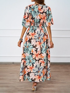 Rückansicht eines Blumen-Maxikleids mit elastischer Taille und pfirsichfarbenem Blumendruck