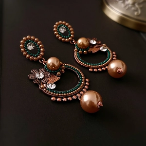 Boucles d'oreilles fleur vintage en bronze avec perles vertes et perles champagne chic