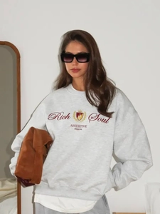 Λεπτομέρεια από γκρι oversized φούτερ με τύπωμα Rich Soul και χρυσό λογότυπο