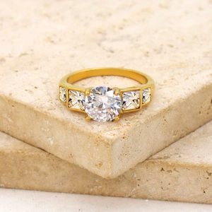 Anillo elegante de acero de titanio dorado con circonitas redondas y cuadradas en piedra