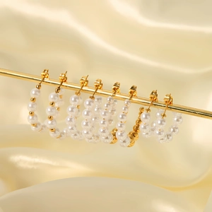 Elegante Creolen aus 18K Gold-Edelstahl mit weißen Perlen auf Champagner-Seide